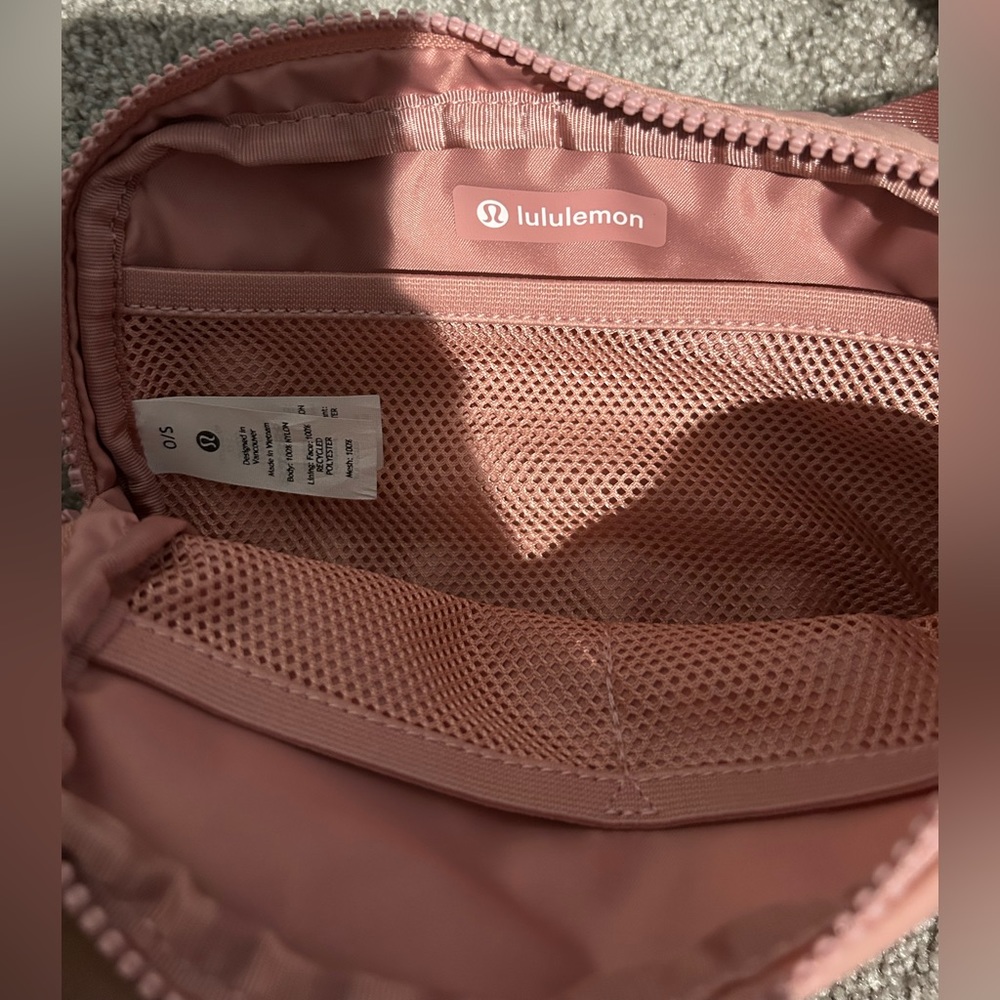 Lululemon belt bag in pink pastel - Picture 2 of 5